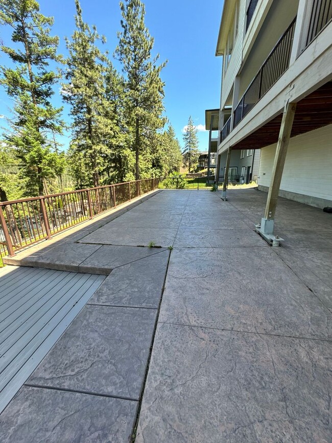 Building Photo - Stunning 4-Bedroom Home with Valley Views ...