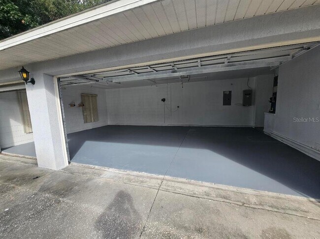 Building Photo - 10934 Versailles Blvd
