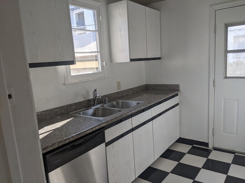 Building Photo - 451 N Oakhurst Dr