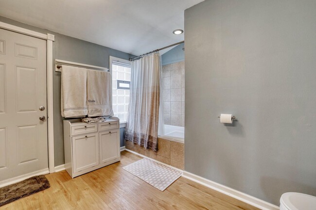 Building Photo - 122 S 77th St