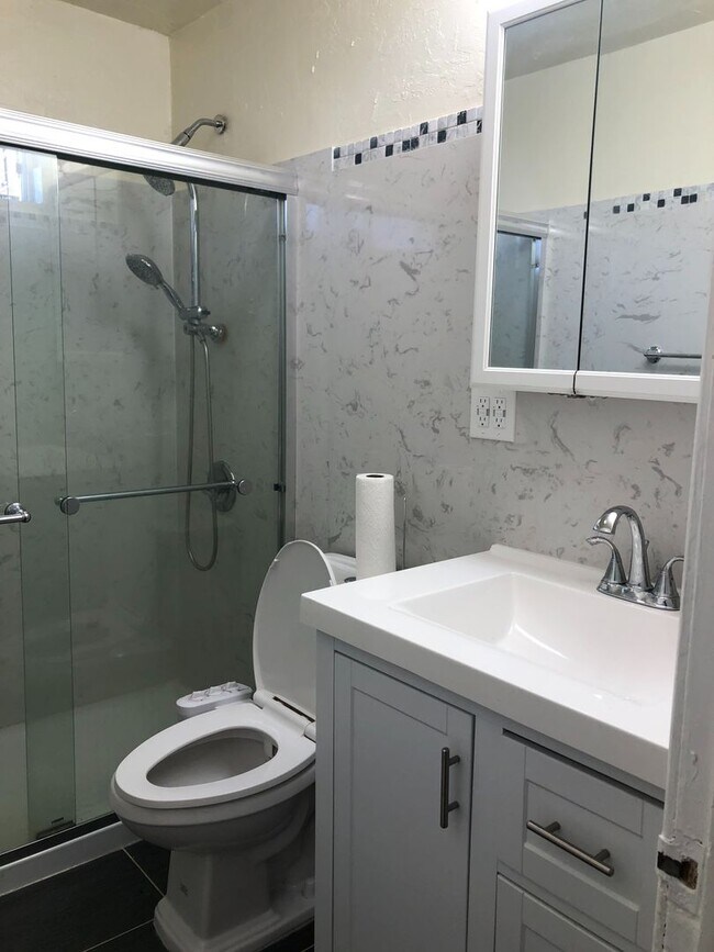Building Photo - Lovely 3 Bed, 1 Bath, Home in Berkeley, with Hardwood Floors