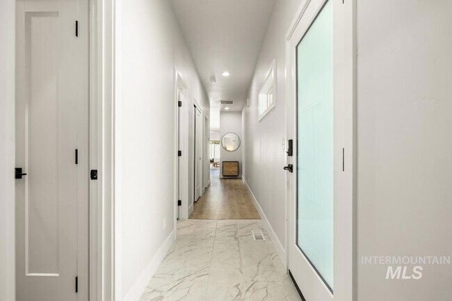 Building Photo - 10494 W Shields Ave