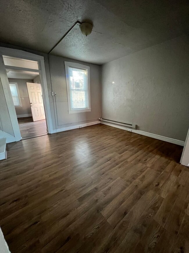 Building Photo - Remodeled 2BR house with courtyard