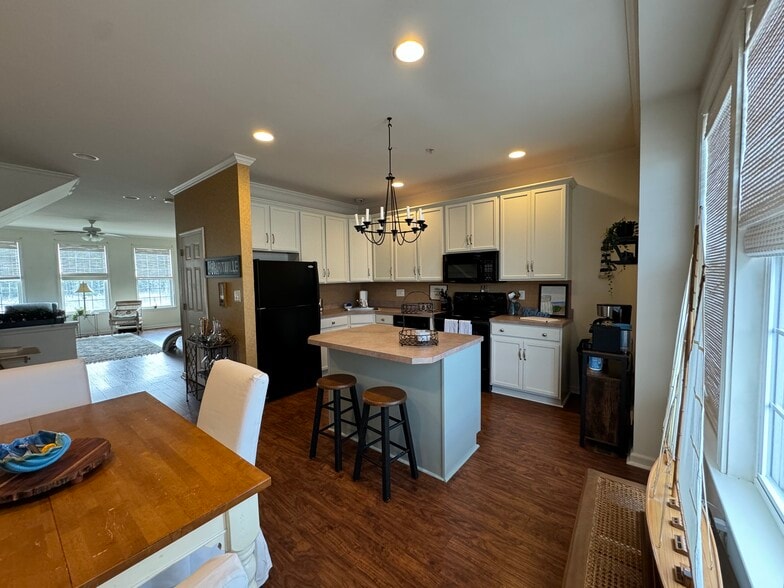 Building Photo - 35821 S Gloucester Cir