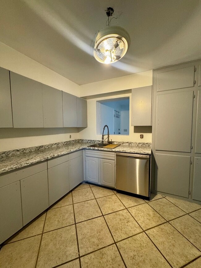 Building Photo - FOR RENT