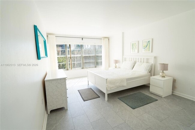 Building Photo - 1021 Hillsboro Mile Unit 204