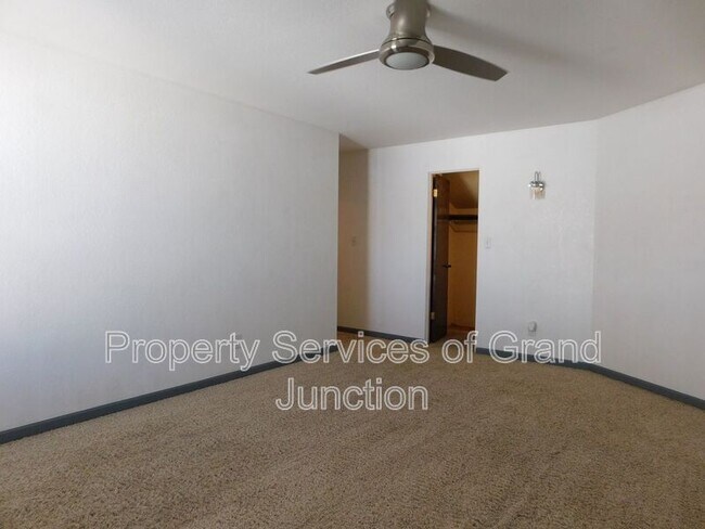 Building Photo - 2338 1/2 Rattlesnake Court