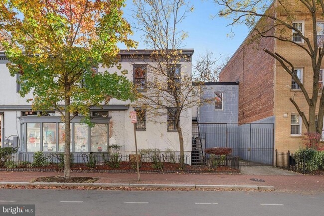 Building Photo - 721 D St NE