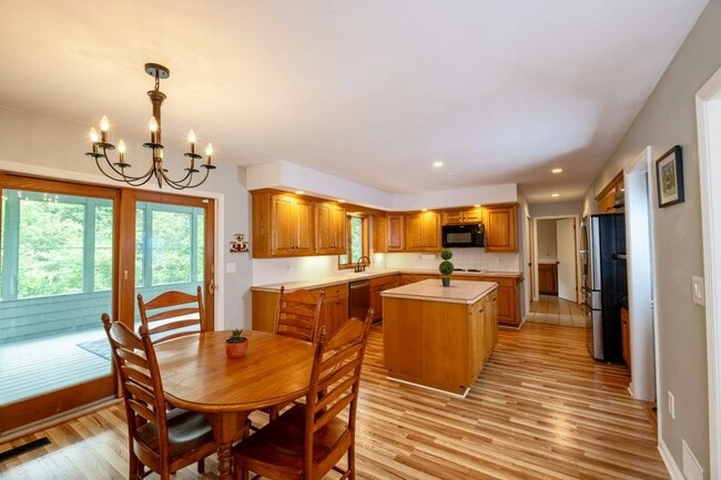 Building Photo - 5 Arrowood Ln