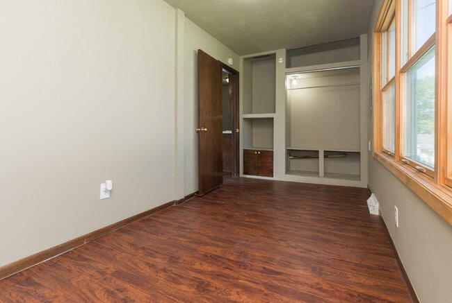 Building Photo - 2 Bedroom 1 Bath - Pyramid Properties!!