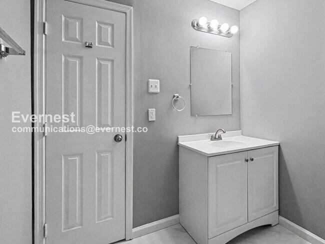 Building Photo - 8010 Carmel Dr