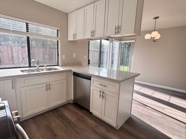 Building Photo - Gorgeously Remodeled 3bed 2.5 Bath home in...