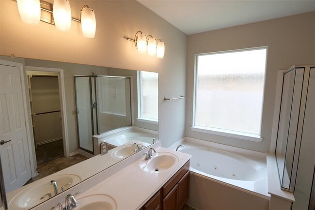 Building Photo - 6123 Summerfield Glade Ln