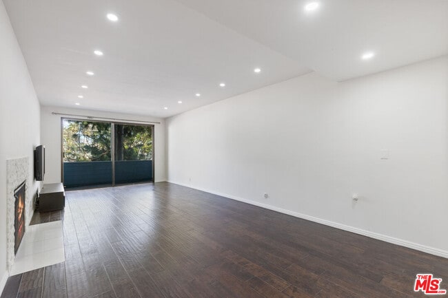 Building Photo - 310 Tahiti Way