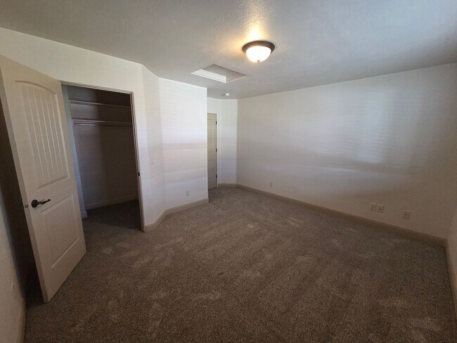 Building Photo - Shadow Ridge 3 Bedroom