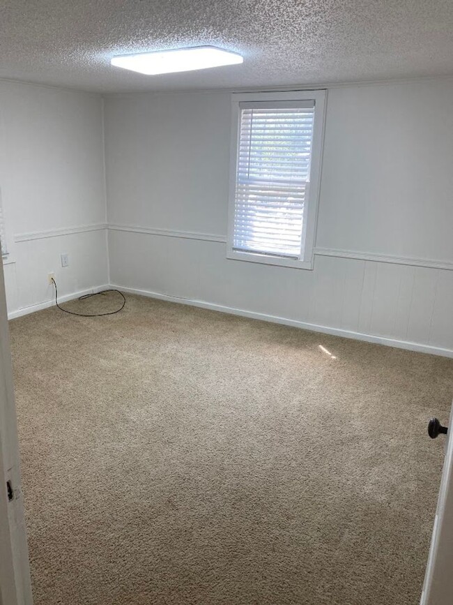 Building Photo - MAY AVAILABILITY ! Adorable 2 bedroom 1 ba...