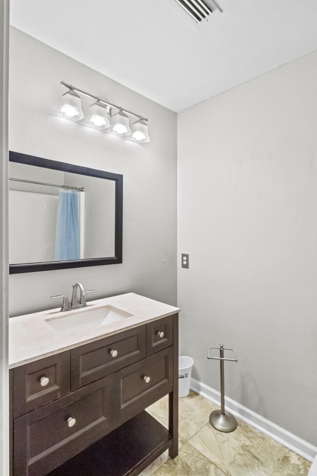 Building Photo - 2713 Bay Club Dr