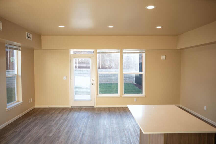 Building Photo - 5787 Joynak St S