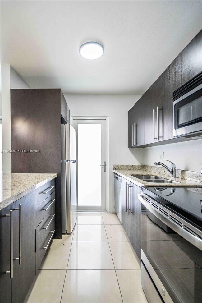 Building Photo - 1940 Biarritz Dr