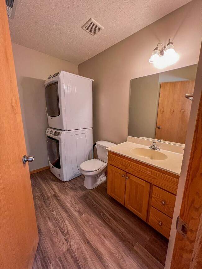 Building Photo - 2 Bedroom, 1.5 Bath Town Home