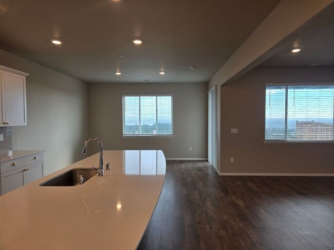 Building Photo - 4 Bedroom Home in Soundview Estates!