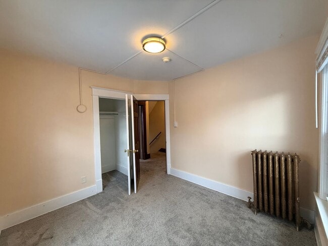 Building Photo - 4 Bedroom, 1.5 Bath Home – North East Grand Rapids