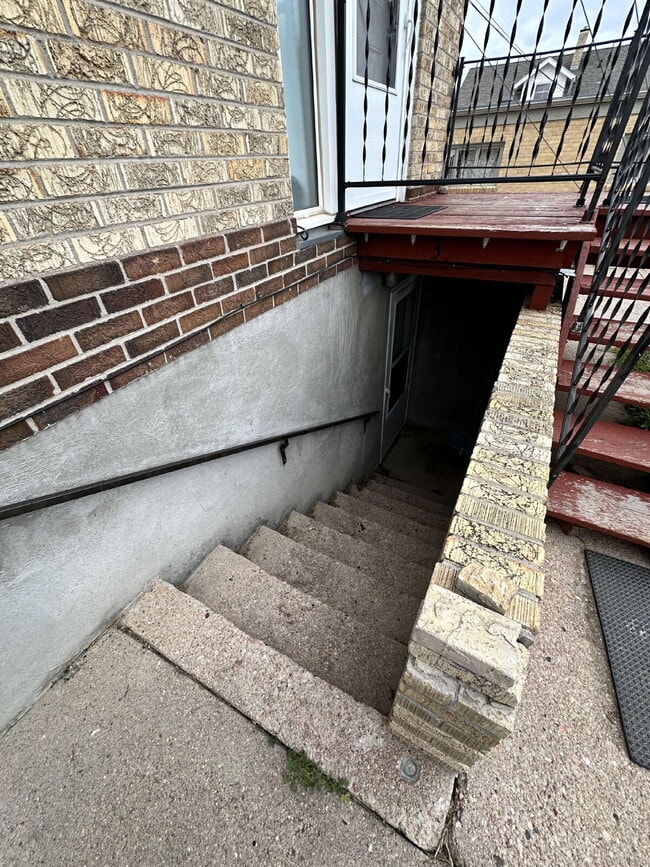 Building Photo - Cozy & Charming 2-Bedroom Apartment in Che...