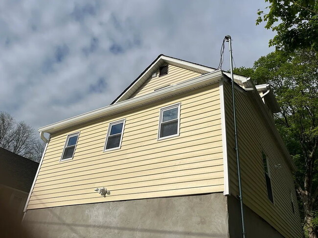 Building Photo - Move in to this singe family fully renovated home featuring 3 bedrooms 2 full baths located direc...
