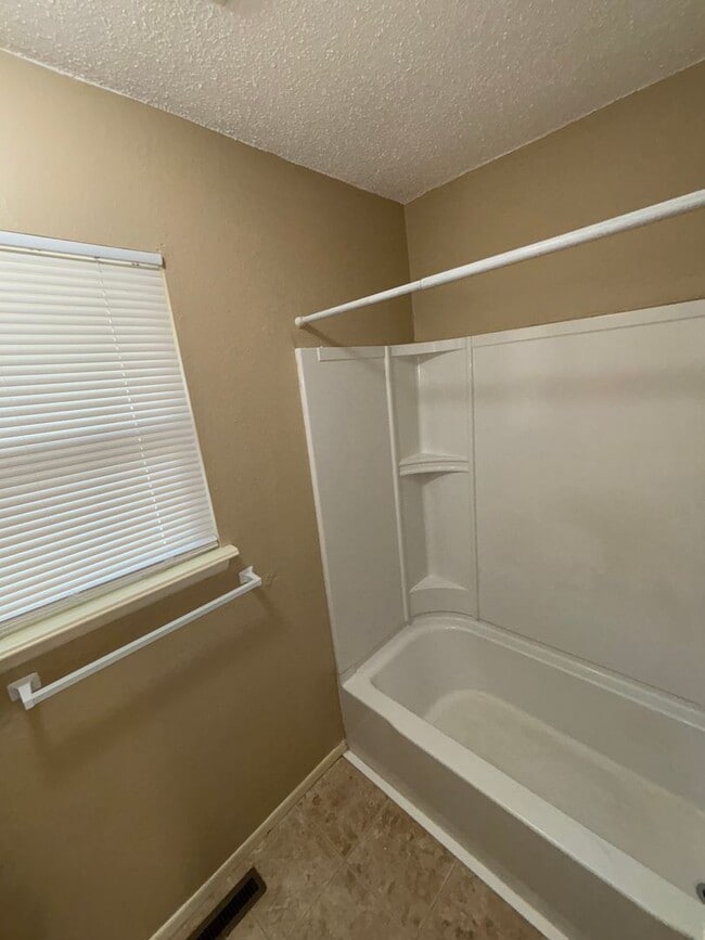 Building Photo - AVAILABLE NOW! 3 Bedroom 2.5 Bath in Lee's Summit MO $1,495.00