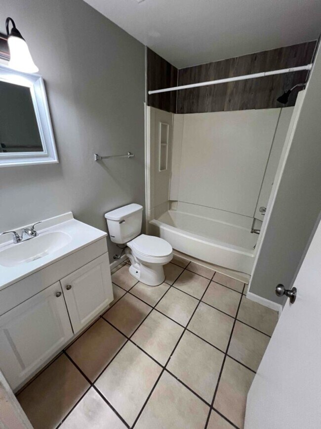 Building Photo - 1 Bedroom 1 Bath located in Charming North...