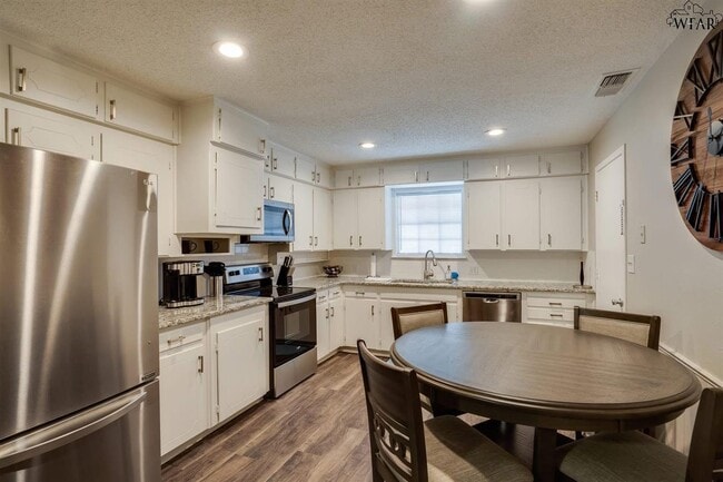 Building Photo - 5511 Hooper Dr