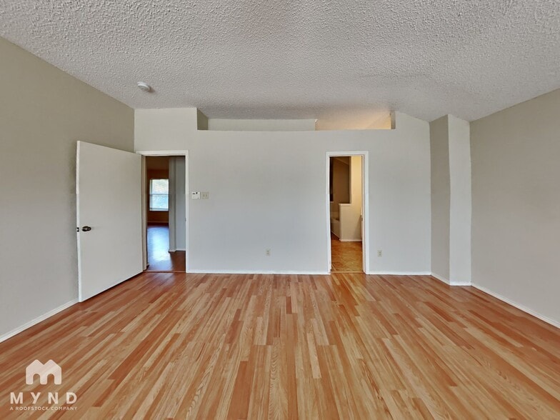 Building Photo - 3205 Meadowview Dr