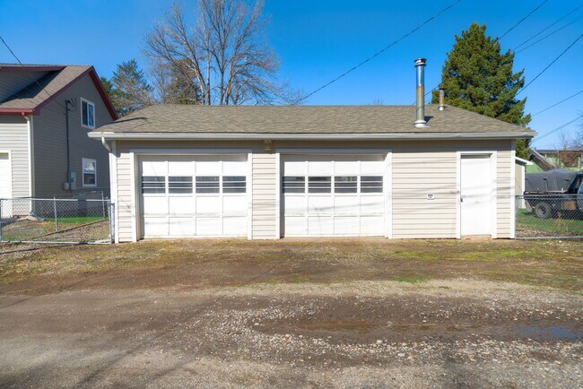 Building Photo - 528 N Black Ave