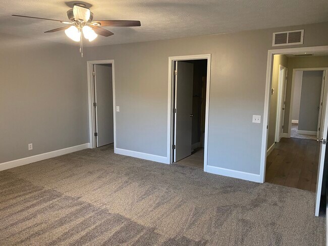 Building Photo - 4036 Oakbrook Ct