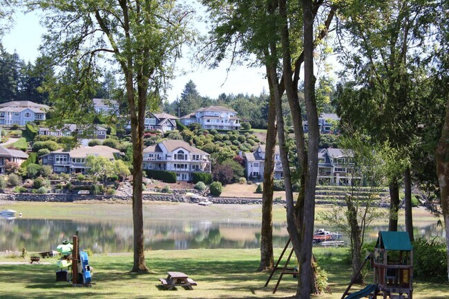 Building Photo - Beautiful Wollochet Bay 3-Bedroom Town Home