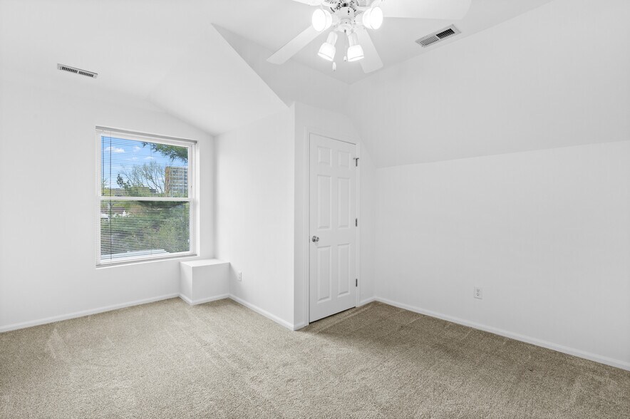 Building Photo - 4414 W Pine Blvd