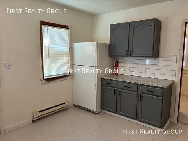 Building Photo - 532 1/2 Montgomery Avenue-
