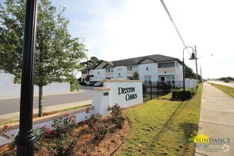 Building Photo - Destin Oaks Townhouse with Community Pool!