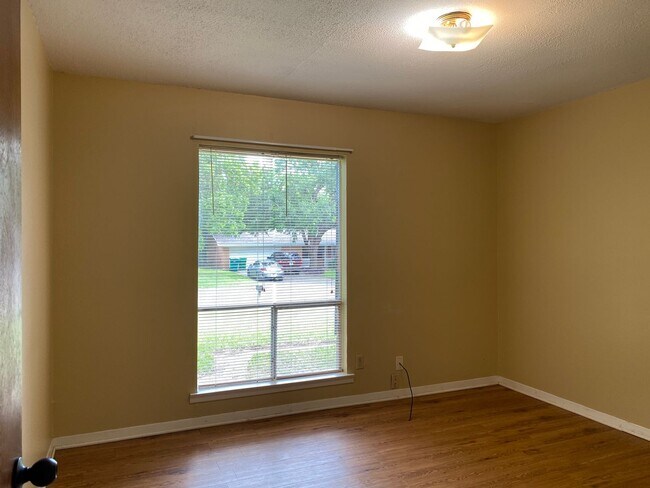 Building Photo - 308 E 19th Ave