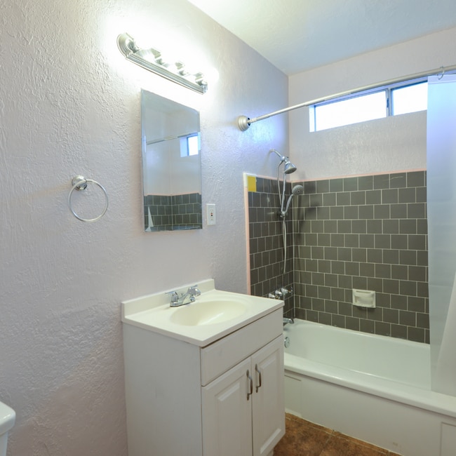 Building Photo - Convenient Downstairs 2-Bedroom Unit in Sun Valley!