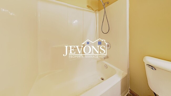Building Photo - Charming duplex just steps from transit, p...