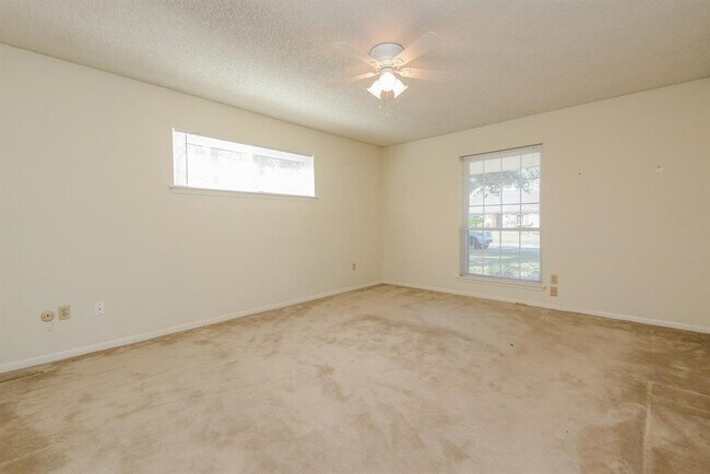 Building Photo - 5731 Old Lodge Dr