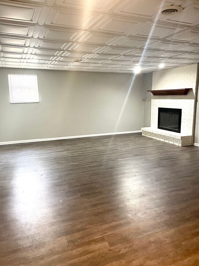 Building Photo - Gorgeous 3 bedroom 2.5 bath home in Farrag...