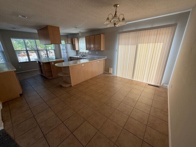 Building Photo - Spacious 3-Bedroom