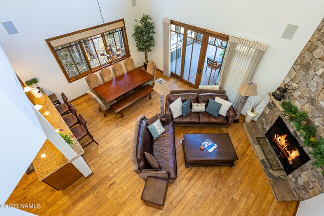 Building Photo - 1507 E Castle Hills Dr