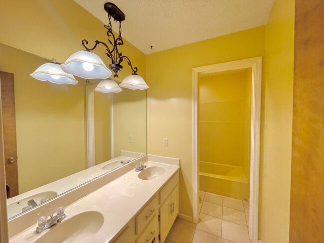 Building Photo - Large 3 bed / 2 bath Available Now!