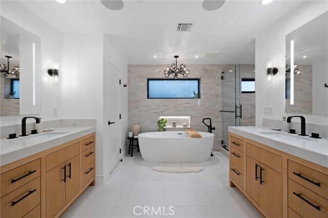 Building Photo - 807 N Paulina Ave