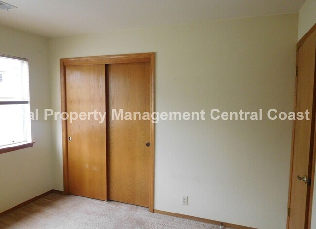 Building Photo - AVAILABLE JULY -  2 Bedroom / 1.5 Bath Dow...