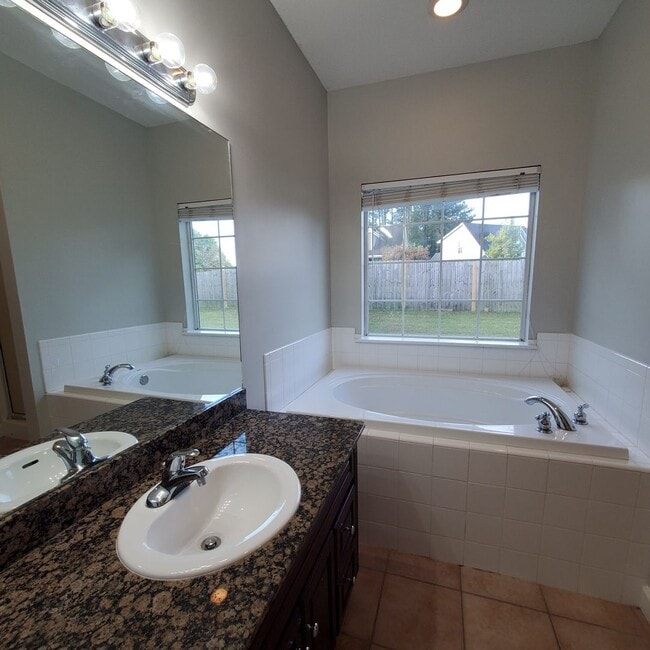 Building Photo - Luxurious and Spacious 3BR/2BA Rental Home...