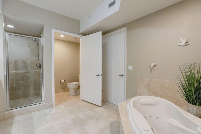 Building Photo - 2650 Lake Shore Dr